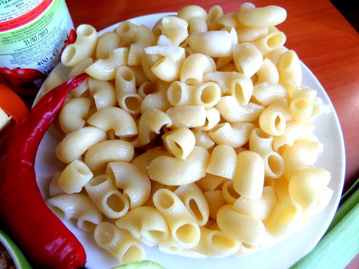 Баварские колбаски с итальянской пастой под сырным штрейзелем