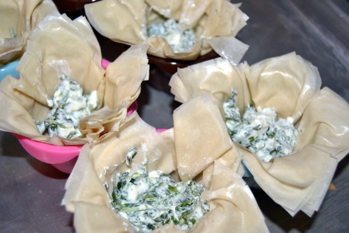 Корзиночки со шпинатом и карамельным луком