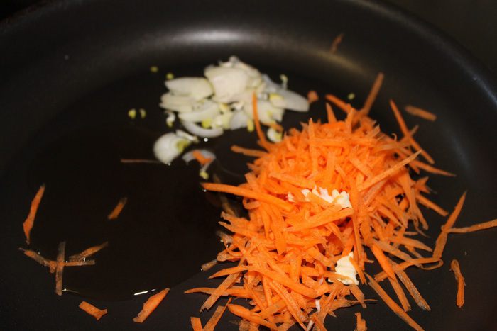 Запеченный карп с капустой и икрой