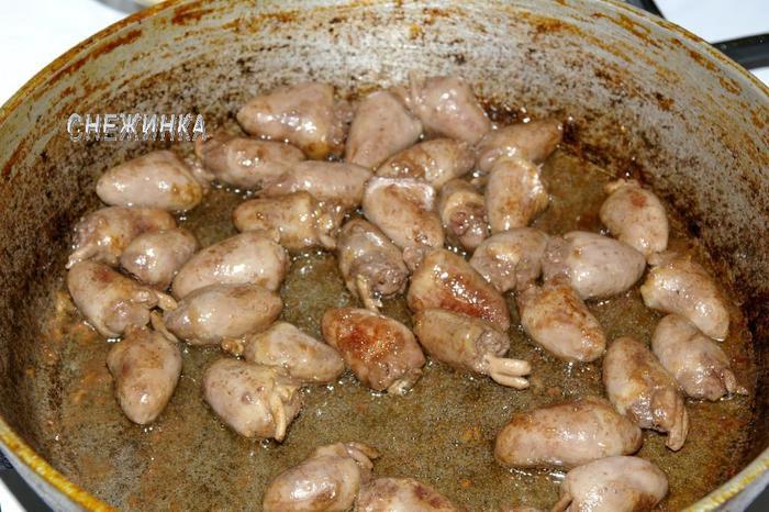 Салат с куриными сердечками и виноградом