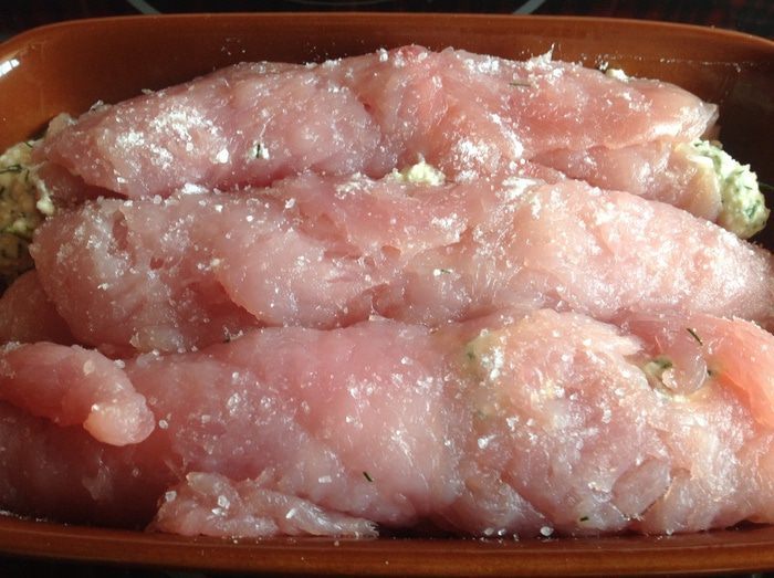 Рулеты из индейки с творогом и зеленью