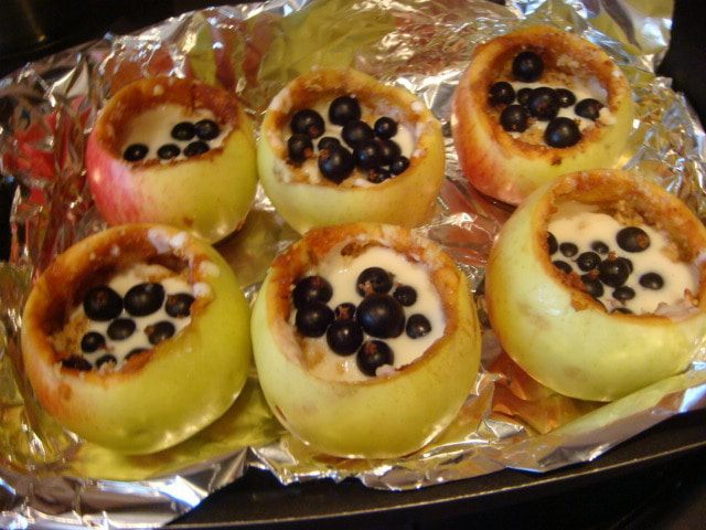 Яблоки, запеченные с начинкой 