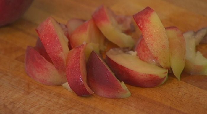 Торт «Павлова» с малиной и персиками