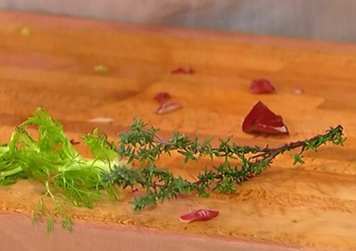 Дорада, запеченная с овощами и розмарином 