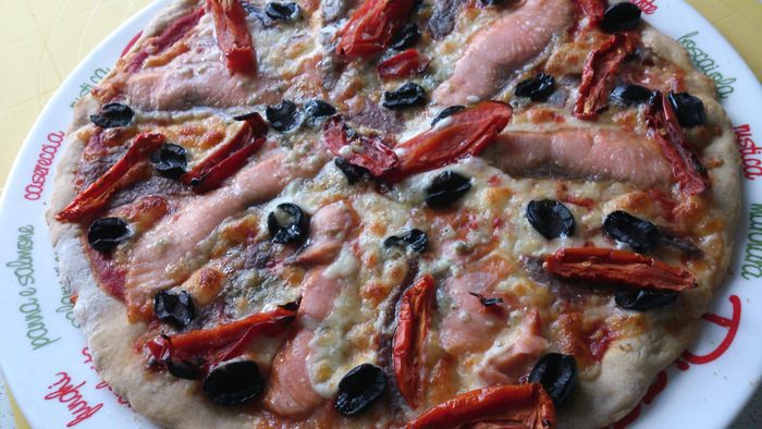 Пицца из ржаной муки с тыквенным соусом и хамоном