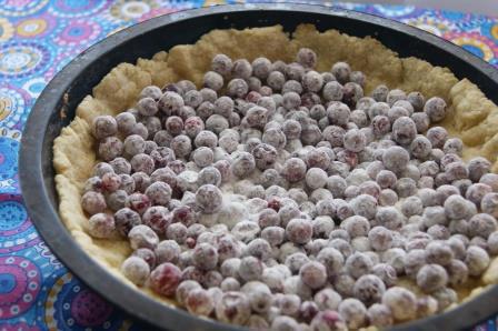 Тарт с брусникой и запеченным ганашем из белого шоколада