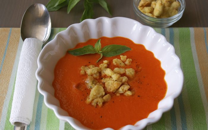 Холодный &amp;quot;красный&amp;quot; супчик с ароматной крошкой