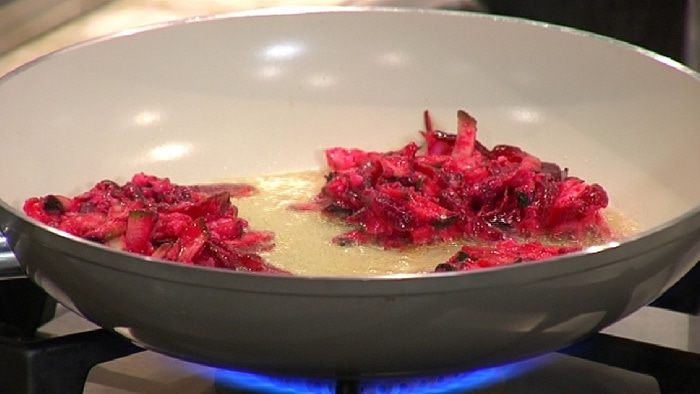 Оладьи из цукини, свеклы и феты 