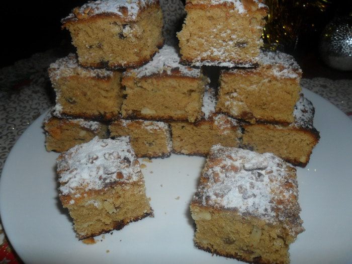 Пирог с изюмом и арахисом