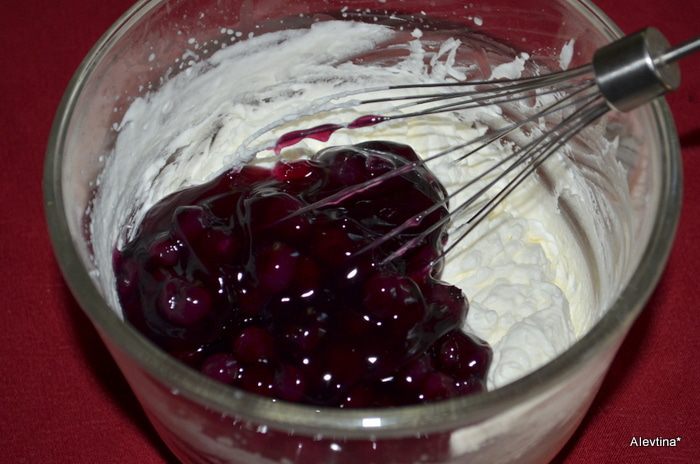 Рулет с голубикой