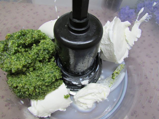 Слоеный пирог с помидорами и базиликом