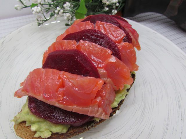 Бутерброды с лососем, свеклой и авокадо