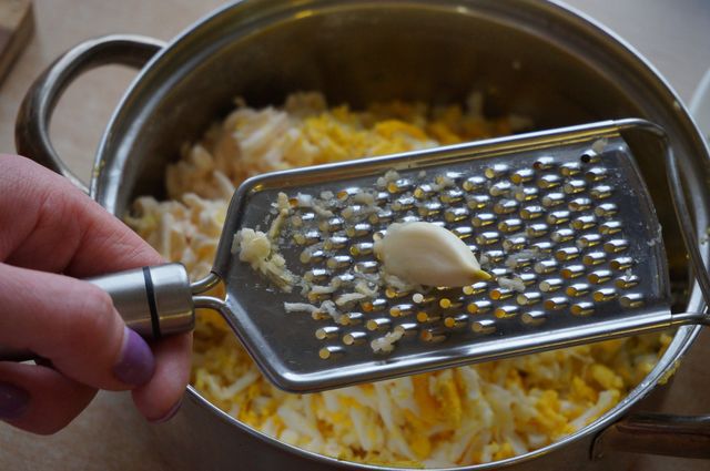 Помидоры, фаршированные еврейским салатом