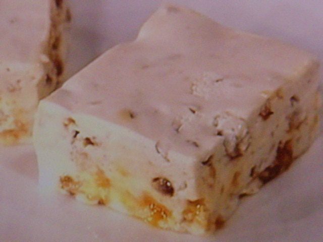 Персиковый парфе с крокантом из миндаля