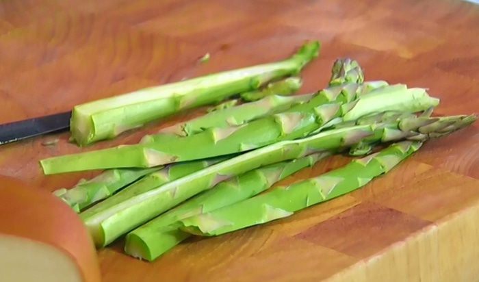 Салат со спаржей и жареным сулугуни 