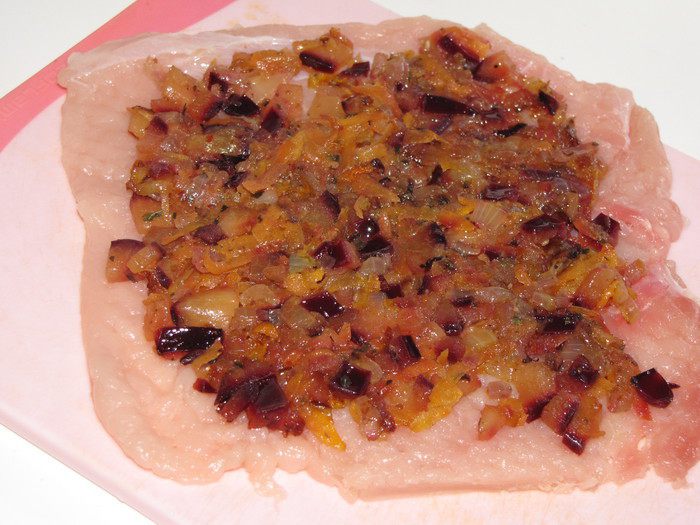 Куринные рулетики с начинкой из слив