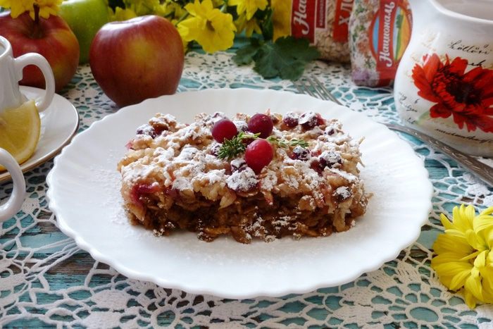 Запеканка из овсяных хлопьев с яблоками и клюквой