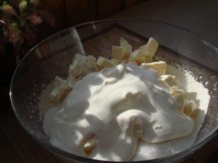 Яблочный пирог из творожного теста.