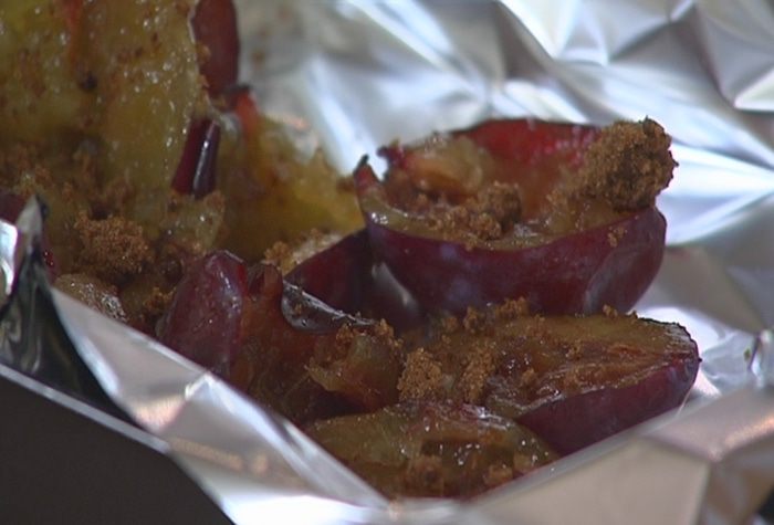 Карамелизированные сливы с йогуртом на бриоши 