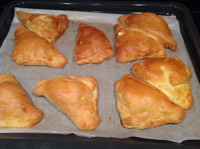 Слойки с щавелем, сыром и яйцом