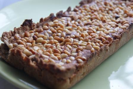 Пирог с кедровыми орешками и медовым заварным кремом