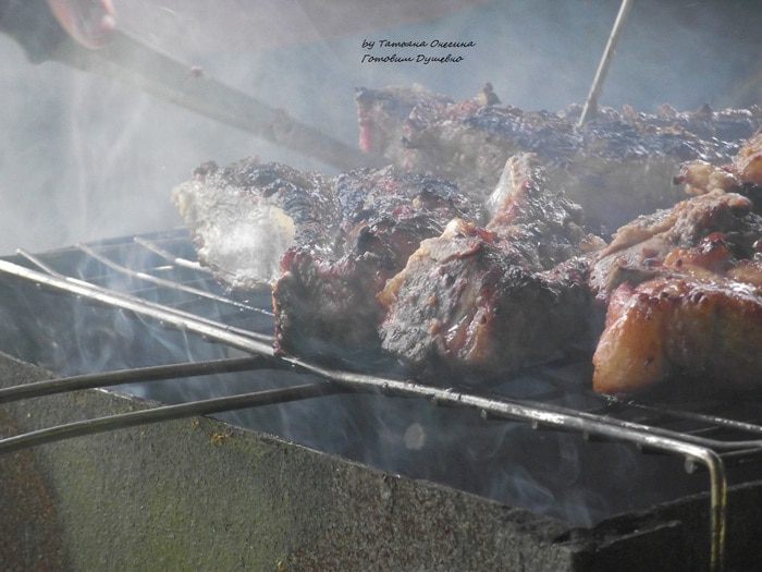 Свиные ребра в медовом маринаде на углях