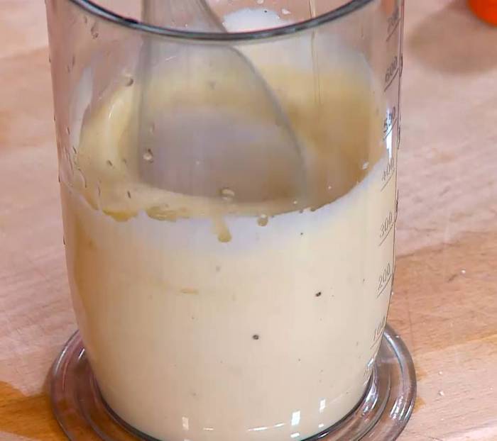 Салат с семгой, перепелиными яйцами и редисом 