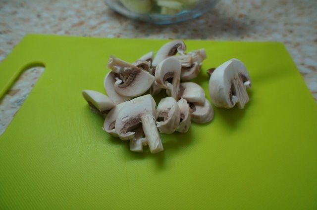 Картофельная пицца с грибами и маслинами