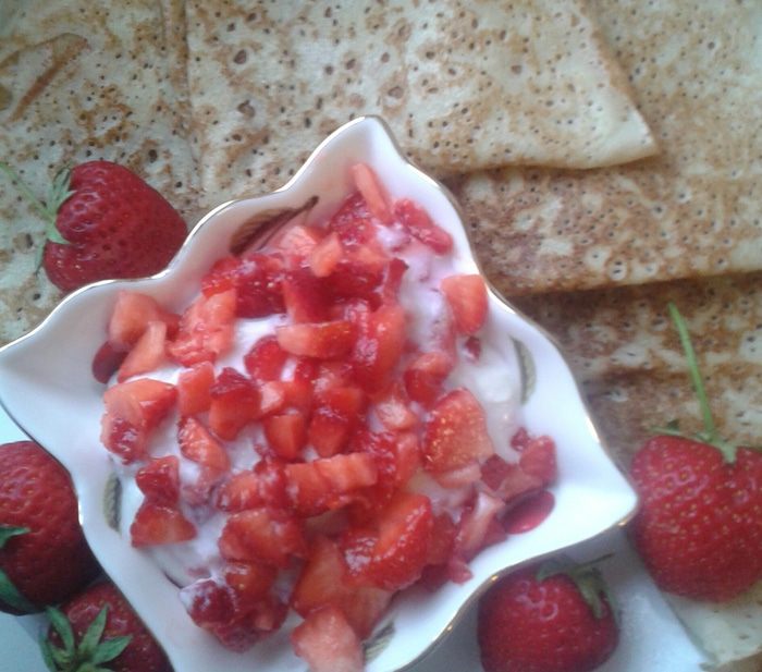 Блинчики с рикоттой и клубникой