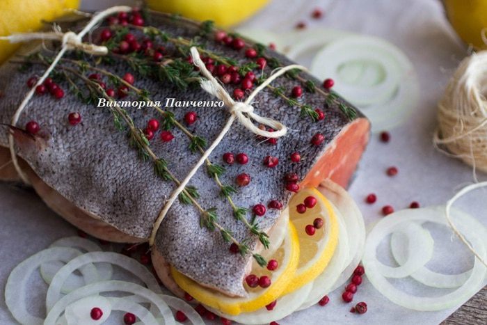 Форель с лимоном и розовым перцем