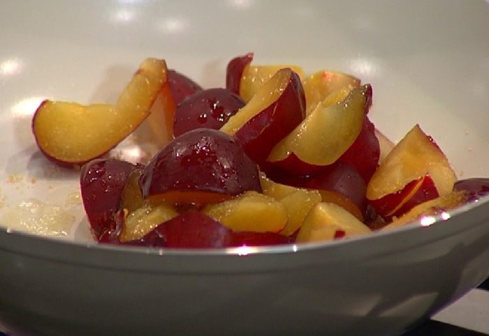 Взбитые сливки с томлеными сливами и карамелизированными орехами 