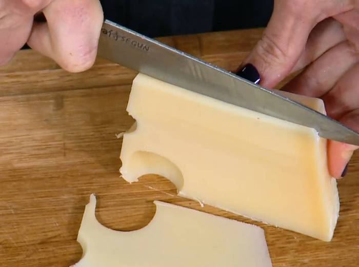 Бутерброд с ветчиной, квашеной капустой, яблоками и сыром 