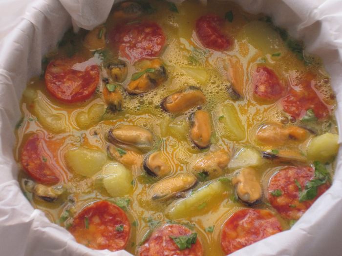 Фриттата с картофелем, мидиями и чоризо 