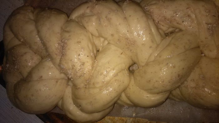 Хлебная коса с мускатным орехом