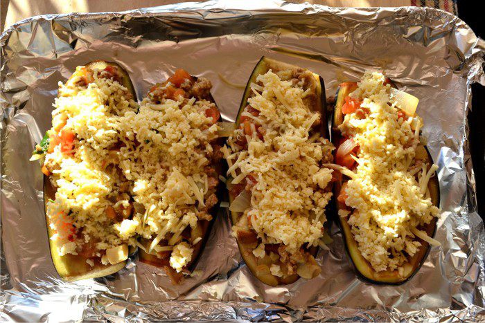 Баклажанные лодочки, начиненные мясом и белыми грибами, под сырной шубкой.