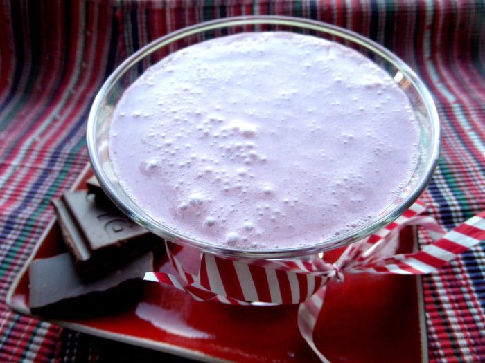 Прохладный коктейль из мороженого с черникой