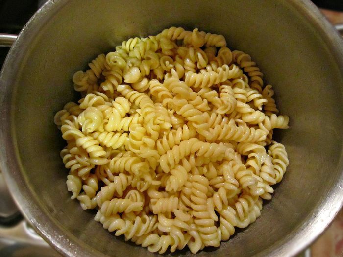 Салат с пастой джирандоле, карпаччо из курицы и овощами