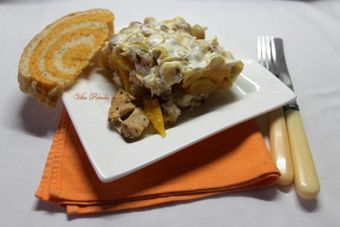 Курица, запеченная с тыквой и виноградом