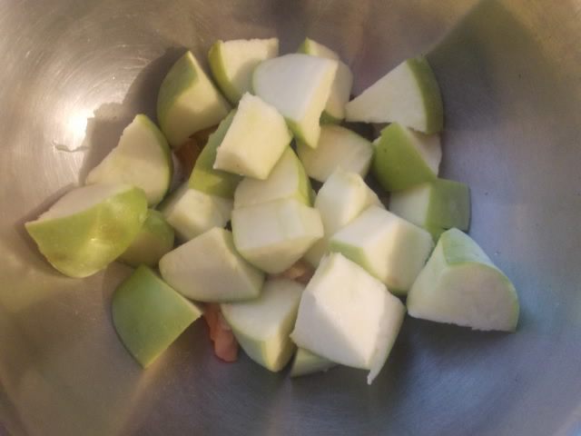 Фаршированная утка яблоками и сухофруктами