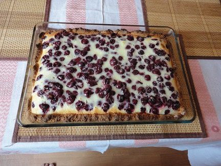 Вишневый пирог со сливочной глазурью