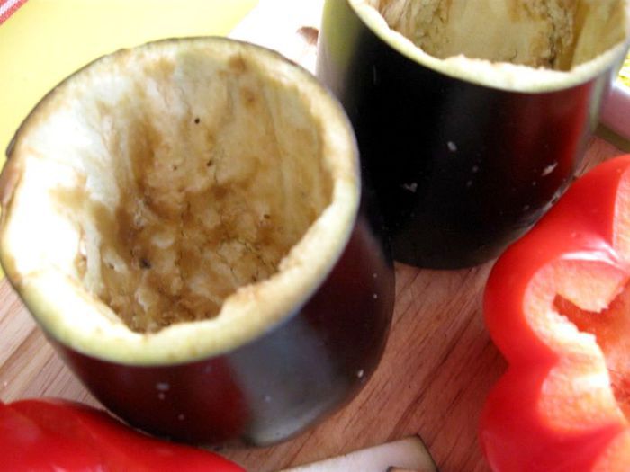 Баклажаны и перцы с кориандром, сыром и овощами