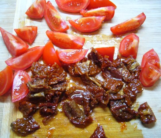 Салат из шпината с томатами и креветками