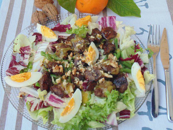 Теплый салат с печенью и апельсиновым соусом