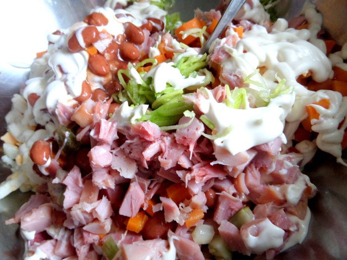 Салат с копченой курицей и фасолью