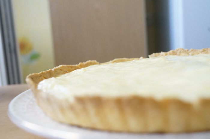 Лимонный тарт со швейцарской меренгой и лимонными чипсами