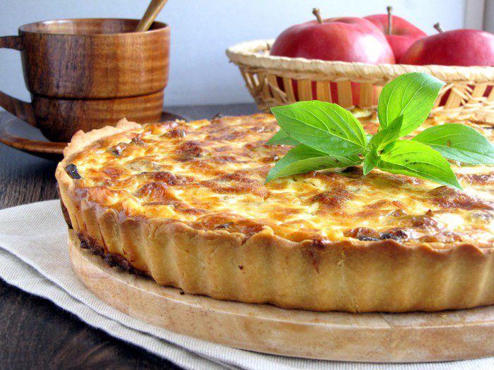 Пирог с луком-пореем и белыми грибами