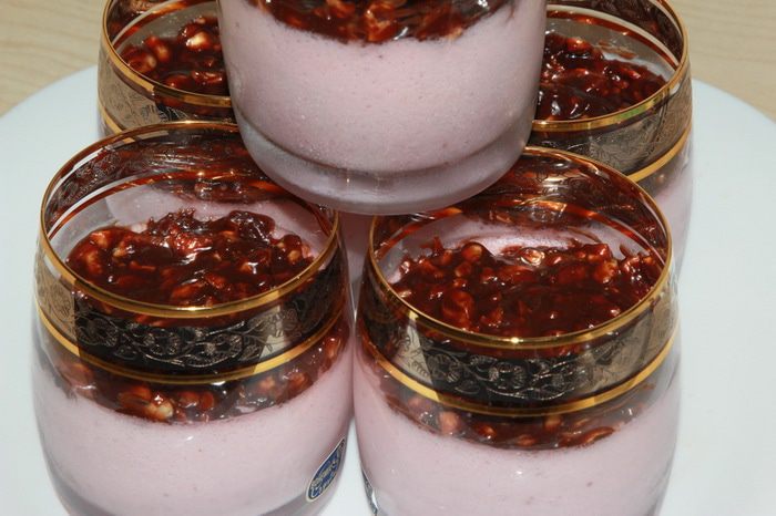 Шоколадно-клубничный мусс с орешками