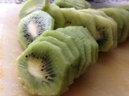 Пирог с киви со сметанной заливкой