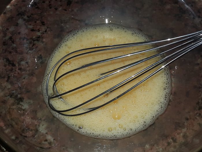 Заливной пирог с зеленым луком и яйцом