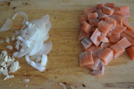 Черная паста со сливочной форелью